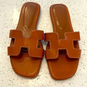 Sandal never used, in new condition